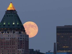 Rising Moon From Behind a Skyscraper in Manhattan Stock Footage
