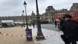 CLEAN : Explanada del Louvre evacuada tras alerta de seguridad News Clip