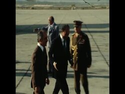 SYND 7 11 77 KING HUSSEIN OF JORDAN ARRIVES IN EGYPT FOR TALKS News Clip