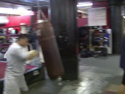 ATMOSPHERE: Gleason's Gym at the Oscar de la Hoya Leads Boxing Clinic for Teenage Boxers of USA Boxing Metro Stock Footage