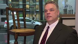 VOICED : Subastan la silla donde se escribio Harry Potter News Clip