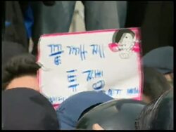 CLIENT REPLAY NEWS HOUR Thousands rally against plan to resume US beef imports News Clip