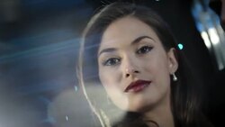 Hollywood starlet turns to face camera at awards show Stock Footage