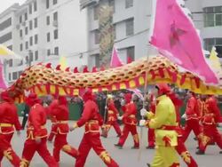 MS PAN Villagers performing dragon dance in traditional festive folk celebration or carnival during chinese spring festival / xi'an, shaanxi, china Stock Footage