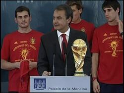 Winning World Cup squad with the Spanish prime minister Instructional Video