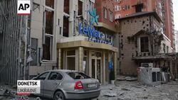 A mortar hit a large hospital in the troubled Ukrainian city of Donetsk on Thursday, killing at least one person, as government forces tightened their grip on the pro-Russian rebel stronghold. (Aug. 7) News Clip
