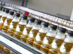 CU Soft drink bottling line Stock Footage