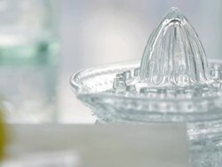 Lemon squeeze Stock Footage