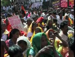 Nearly 1,000 snake charmers held a protest in eastern India Tuesday, playing their flutes as they marched through the streets demanding the right to perform with live snakes. News Clip