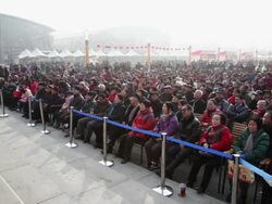 MS PAN People watching traditional local opera at temple fair to celebrate Chinese spring festival AUDIO /xi'an, shaanxi, china Stock Footage