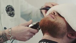 Barber shaving mans berad Stock Footage