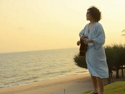 lonely man play guitar Stock Footage