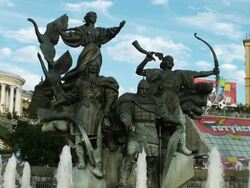 MS SLO MO Statue of founders at Independence square / Kiev, Ukraine Stock Footage
