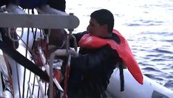 MOAS rescue migrants from the Mediterranean - Night rescue News Clip