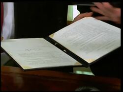 WRAP Obama signs order to close Guantanamo, Def Sec Gates s'bite News Clip