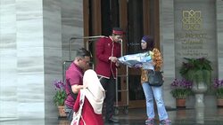 CLEAN : Tourism to food Buddhist Thailand hunts halal gold News Clip