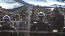 CLEAN : Hungary shuts border crossing after migrants escape News Clip