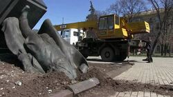 CLEAN : Soviet era statues smashed as Ukraine likens Russia to Nazis News Clip
