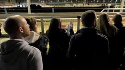 VOICED : Londres dice adios a un antiguo pasatiempo: carreras de galgos News Clip