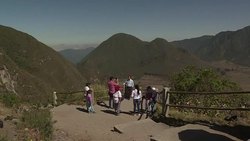 VOICED : Vivir en el crater de un volcan en Ecuador y tener vida en paz News Clip