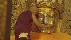 Mahamuni Buddha face cleaning ritual in Myanmar Stock Footage