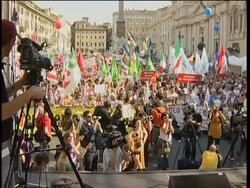 Some 2,000 journalists demonstrate against 'gag law' News Clip