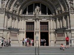 VICTORIA AND ALBERT MUSEUM ENTRANCE AND STEPS Stock Footage