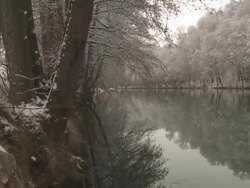 HD CRANE: Fluss mit Winterlandschaft Stock Footage