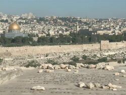 WS TD View of Temple Mount to Jewish tomb on Mount of Olives / Jerusalem, Mechoz Jeruschalajim, Israel Stock Footage