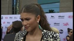 Taylor Swift, Britney Spears, Mariah Carey, more arrive to the BIllboard Music Awards News Clip