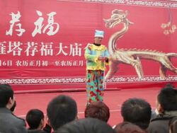 MS Man performing magic at temple fair to celebrate Chinese spring festival / xi'an, shaanxi, china Stock Footage