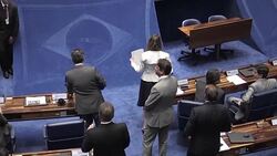 VOICED : Romario saca la tarjeta roja a Rousseff News Clip