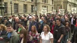 VOICED: Policias britanicos en las protestas News Clip