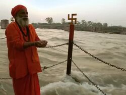 Sage worshipping at riverbank, Ganges River, Haridwar, Uttarakhand, India Stock Footage