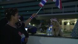 CLEAN : Crowds besiege a government building News Clip