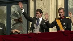 CLEAN : Luxembourg royals kiss on palace News Clip