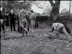 EVACUEE KIDS HAVE QUEEN AS GUEST - News Clip