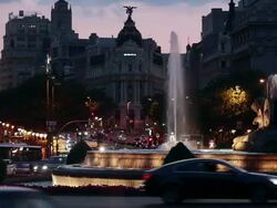 WS Heavy traffic at Plaza de Cibeles with Fuente de la Cibeles at dusk / Madrid, Spain Stock Footage