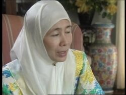 Malaysia - National holiday brings temporary calm News Clip