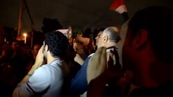 CLEAN : Egypt protesters encircle News Clip