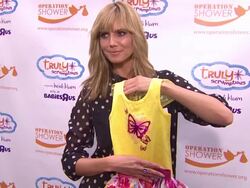 Heidi Klum at the Babies "R" Us Throws A #TrulyScrumptious Operation Shower Event Hosted By Heidi Klum Stock Footage