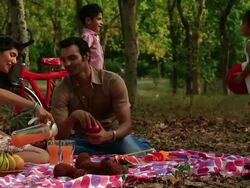 Family enjoying in the park, Delhi, India Stock Footage