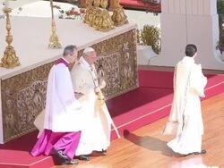 Pope Francis' skullcap is blown by the wind as Pope Francis Holds Easter Mass at St. Peter's Square on April 20, 2014 in Vatican City, Vatican. (Footage by Giulio Origlia/Getty Images) Stock Footage