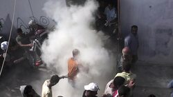 VOICED : Grecia dispersan a inmigrantes con extintores News Clip