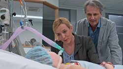 DS Parents talking to daughter in intensive care Stock Footage