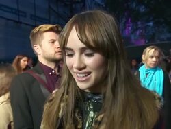 INTERVIEW - Suki Waterhouse on being mistaken for Lilly Collins, her new hair color and her new acting career at Love, Rosie premiere Stock Footage