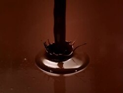 chocolate drop jet -caida chorro de cacao Stock Footage