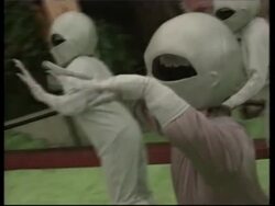 UPDATE 2  X-Files star Gillian Anderson makes her West End debut, plus curtain call News Clip