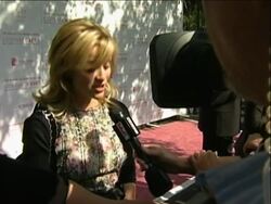 UPDATE Jennifer Aniston and Oscar de la Renta co-host breast cancer benefit News Clip