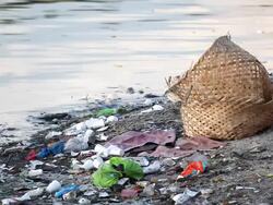 HD pollution - trash along riverbank Stock Footage